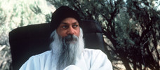 Der inidische Guru und Sektenführer Shree Rajneesh Bhagwan (1931-1990). Undatiert. +++(c) dpa