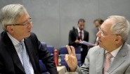 EU-Kommissionschef Jean-Claude Juncker (l.) und Bundesfinanzminister Wolfgang Schäuble (r.) unterhalten sich. (pa/dpa/Karaba)