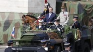 Frankreichs Präsident Hollande bei der traditionellen Militärparade auf der Pariser Avenue des Champs-Élysées. (THOMAS SAMSON / AFP)