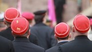 Hinterköpfe von Burschenschaftlern mit roten Hüten auf dem Kopf (dpa/picture alliance/Bodo Schackow)
