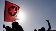 Ein Kurde mit der Flagge der verbotenen kurdischen Arbeiterpartei PKK (picture alliance /dpa /Sedat Suna)