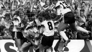 Spielerinnen der deutschen Frauenfußball Nationalmannschaft jubeln nach dem Ende des EM-Finales gegen Norwegen am 02.07.1989 in Osnabrück. (dpa/ picture-alliance / Thomas Wattenberg)