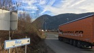 Ein LKW fährt in die Richtung der Güterbahnhof Rola in Wörgl, Österreich zu. (Susanne Lettenbauer)