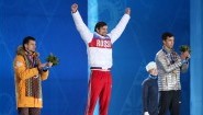 Alexander Tretiakov (Mitte) aus Russland jubelt bei den Olympischen Winterspielen in Sotschi 2014 über Gold im Skeleton. Der Lette Martins Dukurs (li.) muss mit Silber Vorlieb nehmen. (dpa / picture alliance / Tatyana Zenkovich)