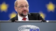 EU-Parlamentspräsident Martin Schulz während einer Debatte in Straßburg am 5.10.2016. Im Hintergrund eine blaue Wand mit gelben Sternen. (AFP/FREDERICK FLORIN)