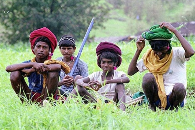 Junge Adivasi vom Volk der Bhil im Tal des Narmada-Flusses.