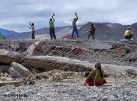 Aufräumarbeiten in Leh nach der Schlammlavine vom 6. August, Foto: Rainer Hörig, DW 