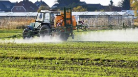 Einsatz von Pflanzenschutzmitteln auf einem Feld in Hamburg, Deutschland  (imago stock&people)