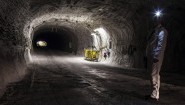 Eine Person mit Stirnlampe steht in einem Stollen des Erkundungsbergwerk Gorleben (imago/photothek/Thomas Trutschel)