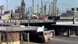 Ein Lastwagen passiert des Tor West des Stammwerkes der Farbwerke Hoechst AG in Frankfurt am Main.  (picture-alliance / dpa / Bildarchiv)