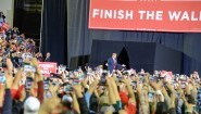 US-Präsident Donald Trump spricht im El Paso County Coliseum in Texas. Auf der Kundgebung vor Tausenden Anhängern fordert edr wieder den Bau einer Mauer an der Grenzhe zu Mexiko.  (dpa / UPI Photo / Natalie Krebs)