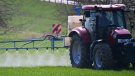 Ein Landwirt bringt das Pflanzenschutzmittel Glyphosat auf einem Feld aus. (Sven Simon)