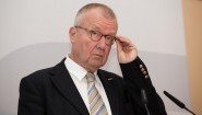 Das Bild zeigt Ruprecht Polenz, Präsident Deutsche Gesellschaft für Osteuropakunde. Er fasst sich vor grauem Hintergrund mit der linken Hand an seine Brille.  (dpa / picture alliance / Jörg Carstensen)