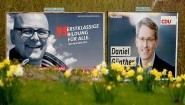 Wahlplakate für Torsten Albig (SPD,l) und Daniel Günther (CDU,r), die Spitzenkandidaten für die Landtagswahl in Schleswig-Holstein, stehen am 10.04.2017 in Boostedt (Schleswig-Holstein) am Straßenrand. Am 07.05.2017 sind die Bürger im Norden aufgerufen ihre Stimmen zur Landtagswahl abzugeben. (dpa/Carsten Rehder)