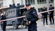 Ein türkischer Polizist sichert den Bereich vor der Polizeiwache in Istanbul. (Sedat Suna, dpa picture-alliance)