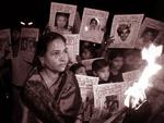 Überlebende der Gas-Katastrophe demonstrieren am 2.12.2004 in Bhopal, Indien (Foto: AP)