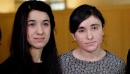 Die UN-Sonderbotschafterin für die Würde der Opfer von Menschenhandel, Nadia Murad (l), und Lamiya Aji Bashar, die zusammen mit Murad mit dem Sacharow-Preis ausgezeichnet 2016 wurde, stehen am 01.12.2016 in Stuttgart (Baden-Württemberg) im Landtag.  (picture-alliance/ dpa/ ranziska Kraufmann)