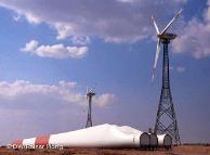 Eine Windkraftanlage im Bau im westlichen Indien (Foto: DW/Rainer Hörig)