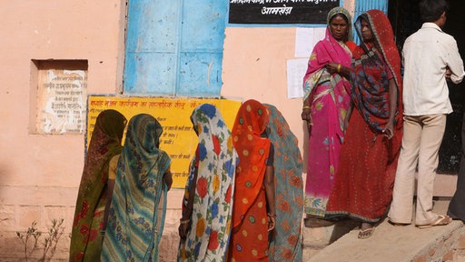 Indische Frauen auf dem Weg zu den Parlamentswahle in Indien
